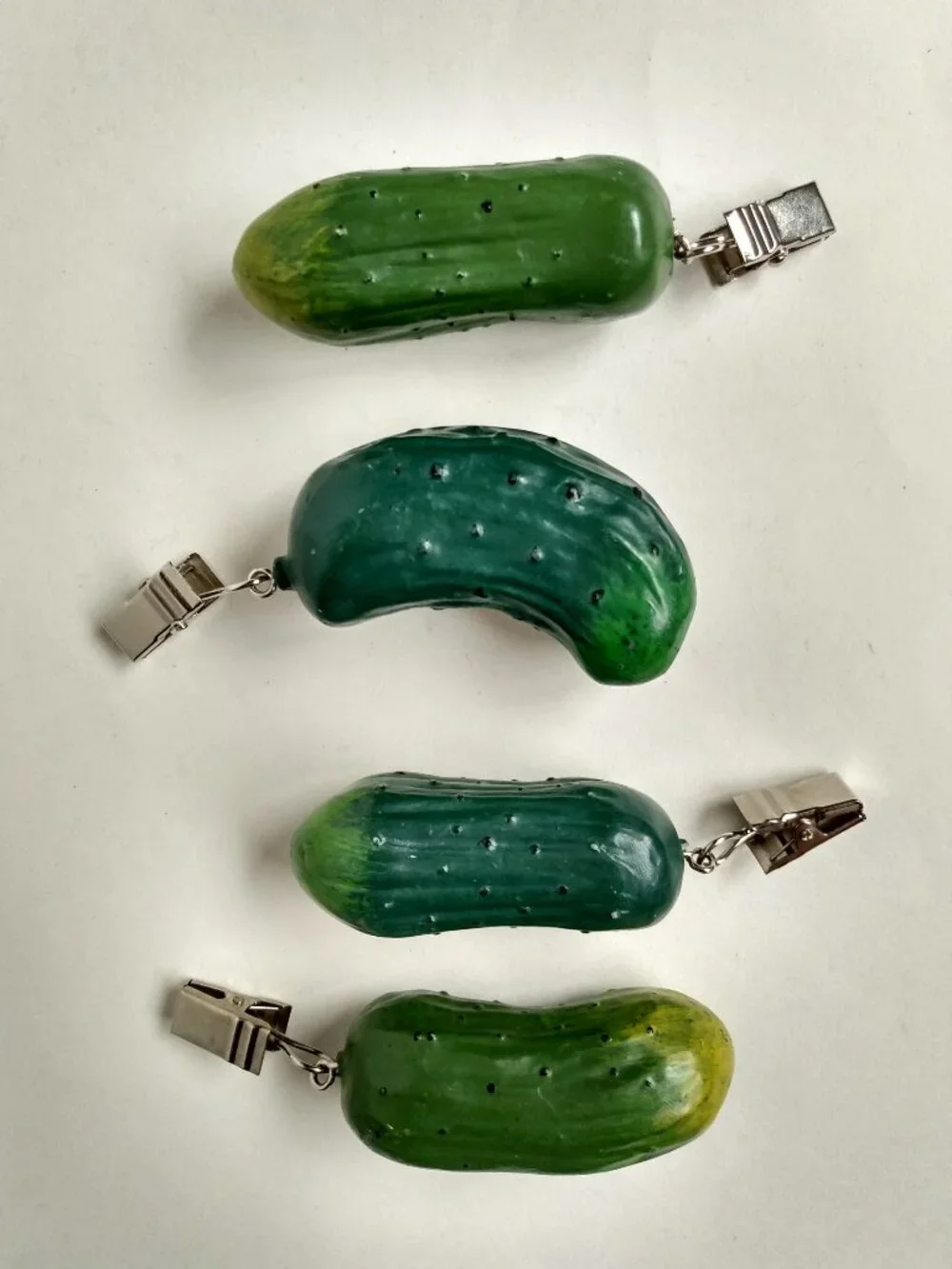 Green Pickles Cucumbers Set 4 pieces Picnic Tablecloth Weights Clips Resin EUC